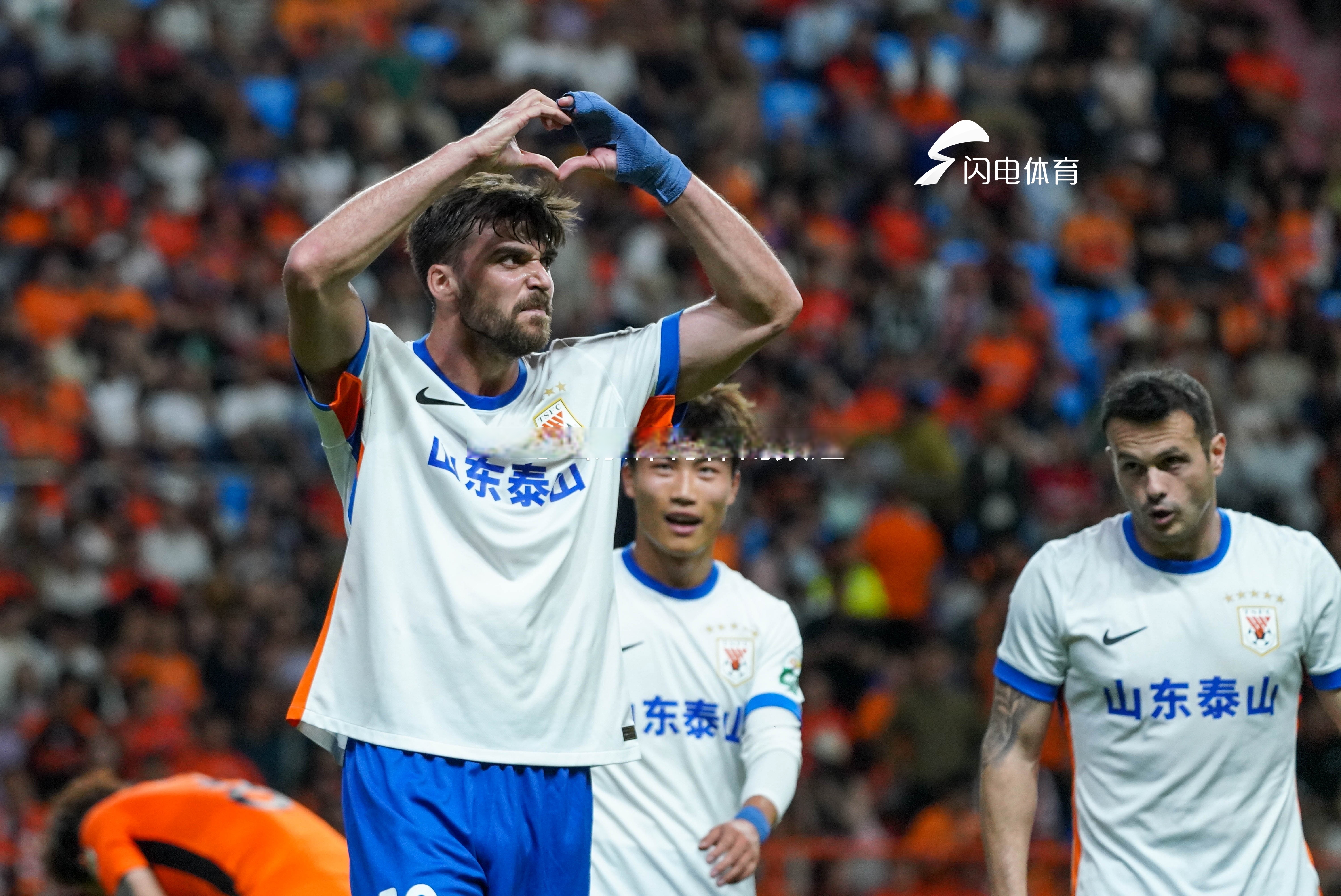 爱游戏-太狠了！成都蓉城扳平良机备战法甲山东泰山门线救险备战国王杯，拉齐奥回应争议的简单介绍